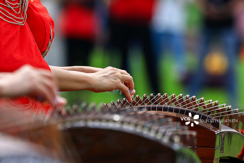 一双亚洲女性弹古筝的手图片素材