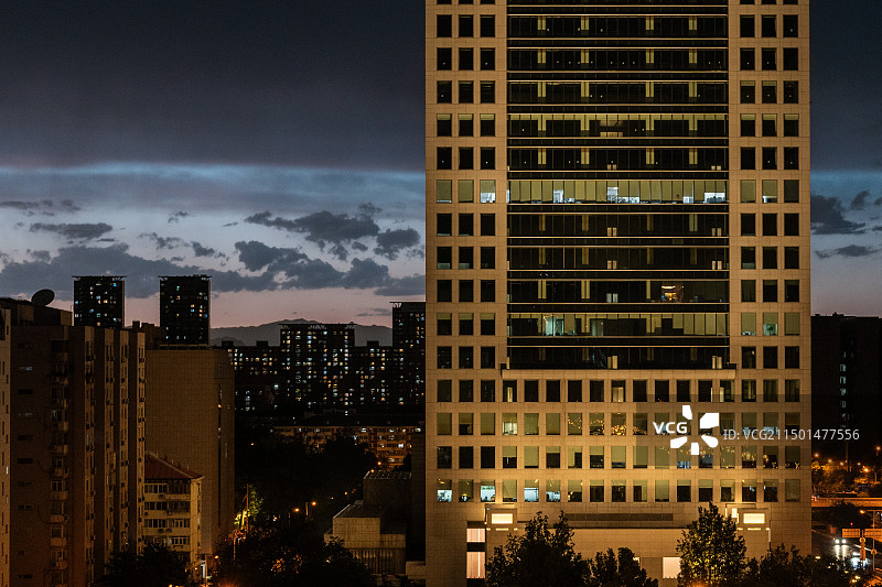 北京鸟巢盘古上空雷暴图片素材