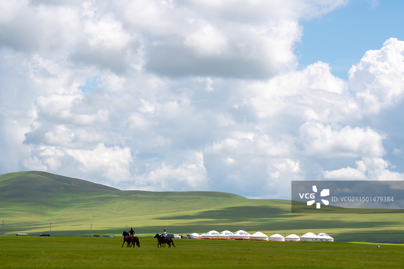 草原蒙古包蓝天白云牧马人图片素材