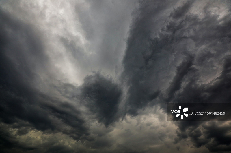 乌云密布的天空图片素材