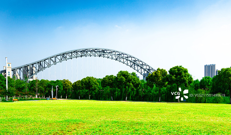 夏季武汉汉江湾大桥下的绿色草地图片素材