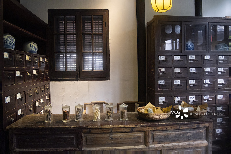 中药房，中药柜台，抓中药图片素材