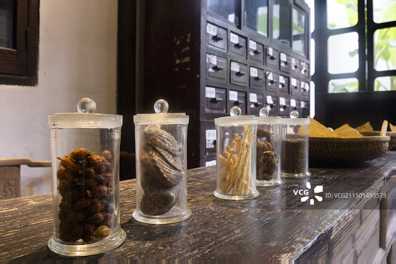 中药房，中药柜台，抓中药图片素材