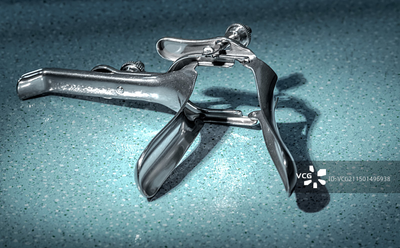 桌上妇科检查医疗器械鸭嘴钳扩阴器的特写镜头图片素材