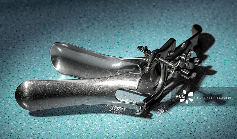 桌上妇科检查医疗器械鸭嘴钳扩阴器的特写镜头图片素材