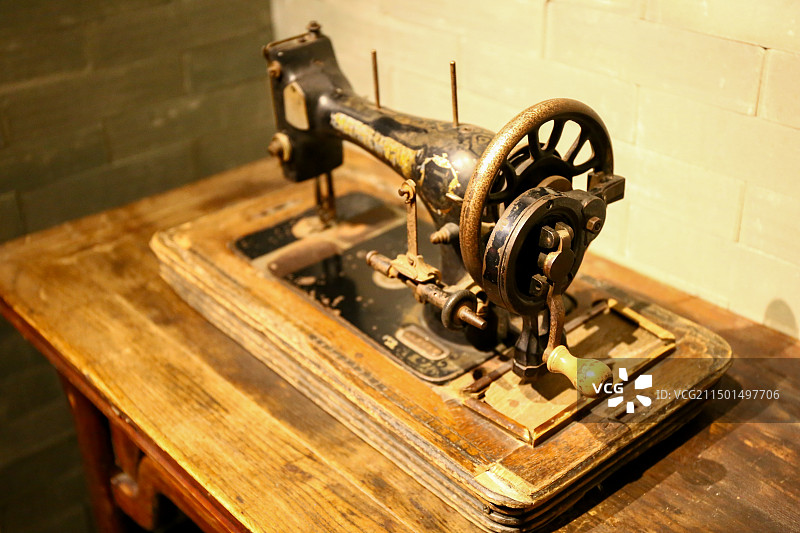 珠海北山大院里的旧缝纫机图片素材