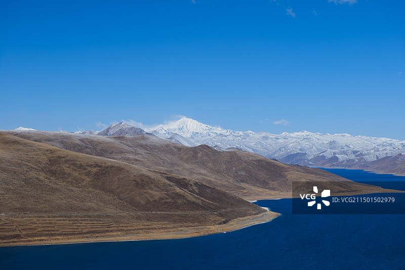 乃钦康桑神山与羊卓雍措圣湖图片素材