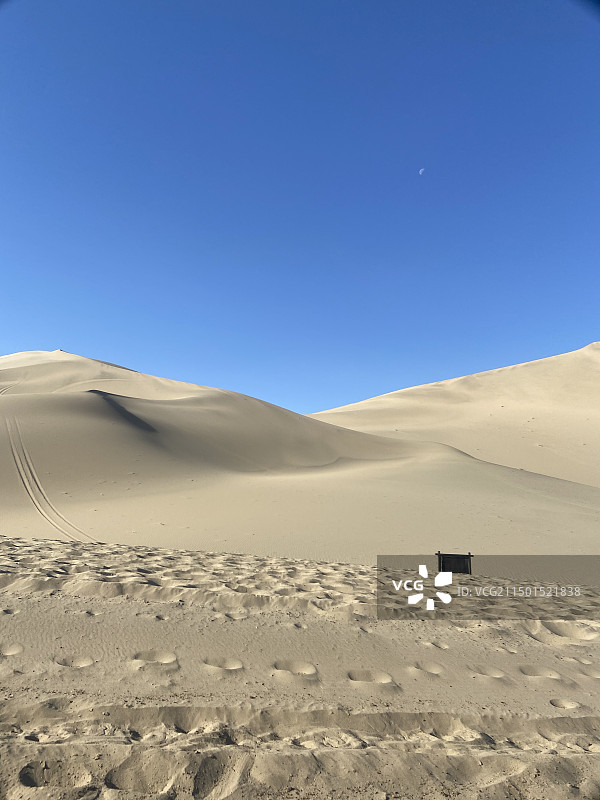 蓝天映衬下的沙漠风光图片素材