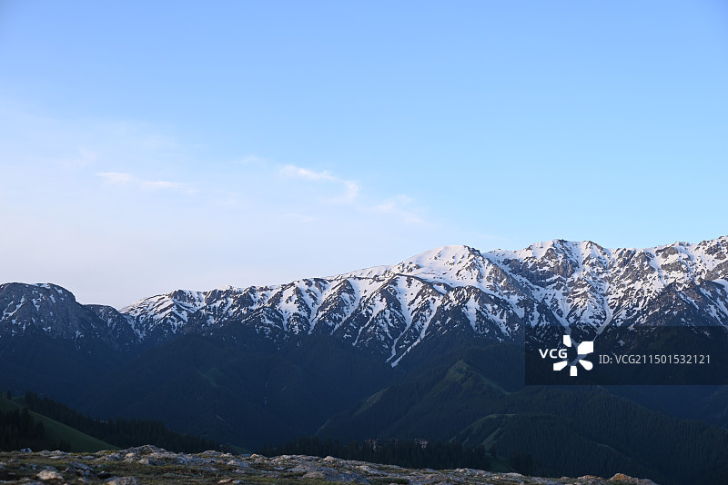 果子沟大桥雪山图片素材