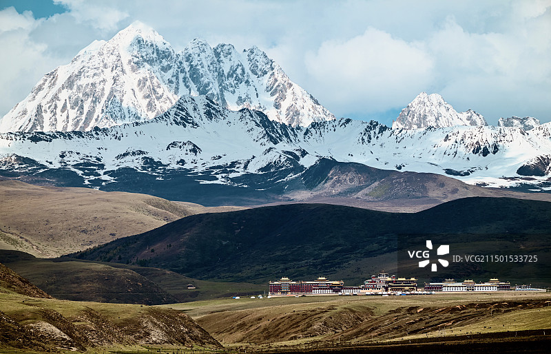 远眺雅拉雪山下的塔公寺图片素材