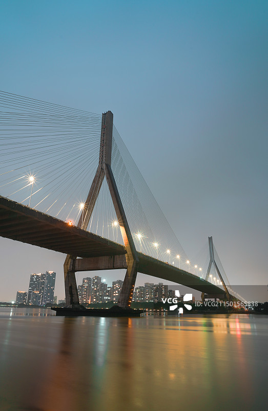 夜间桥梁低角度视图图片素材