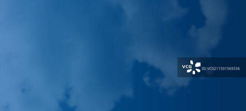 现代彩色渐变背景与云朵图片素材