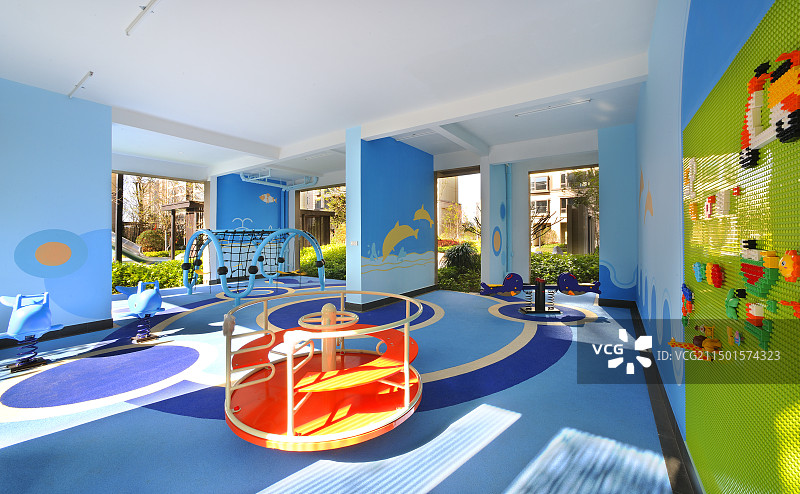 利用架空层营造的室内开放式儿童活动空间图片素材