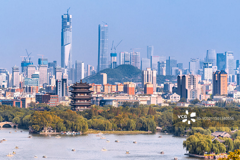 中国山东济南大明湖超然楼和远处的新区CBD天际线风光图片素材