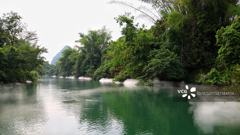 峒那屿湾黑水河的雾气迷离的雾气，为河面增添了一份神秘与浪漫，让人陶醉在这美妙的氛围中。图片素材