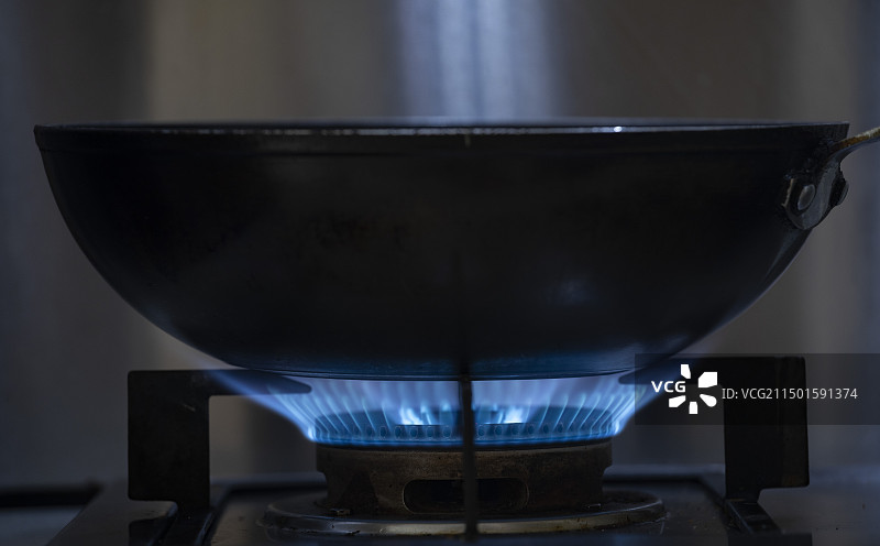 厨房煤气灶的燃气火焰正在燃烧图片素材
