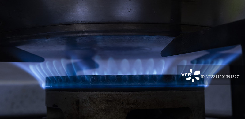 厨房煤气灶的燃气火焰正在燃烧图片素材