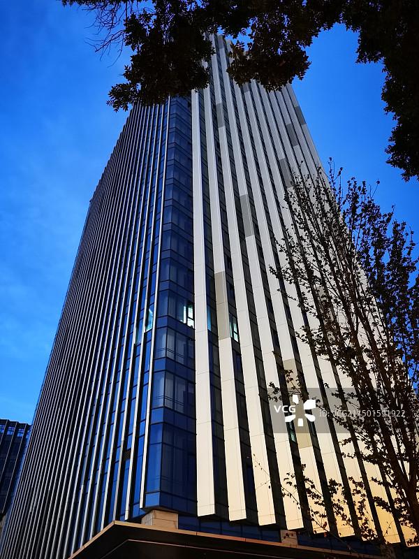 蓝调时刻的建筑物图片素材