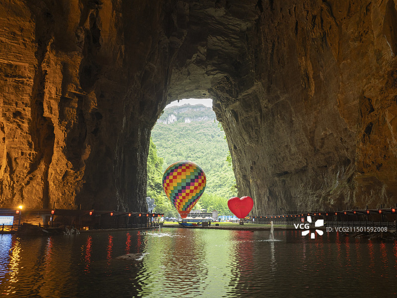湖北恩施5.19中国旅游日腾龙洞盛装迎宾图片素材