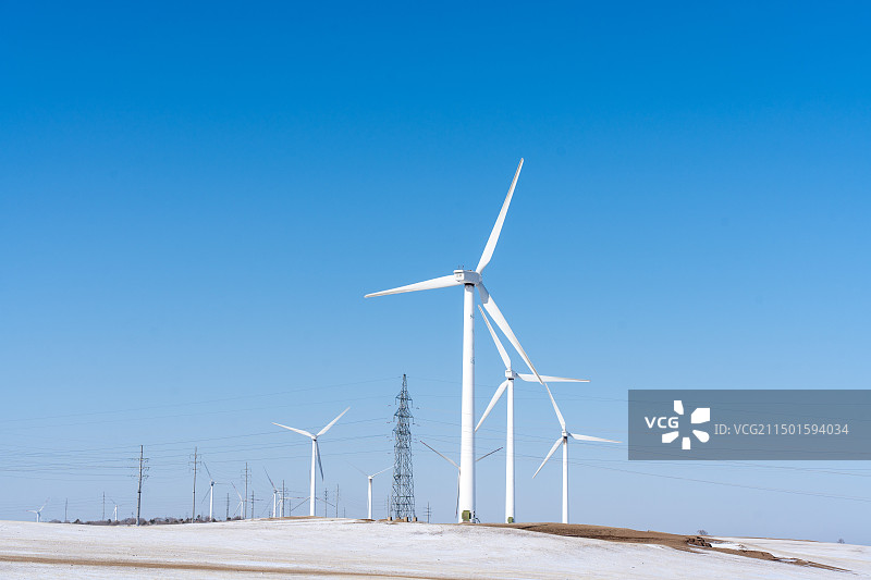 蓝天下的风力发电机图片素材