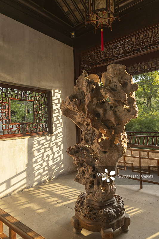 苏州园林拙政园芙蓉榭中的太湖石图片素材