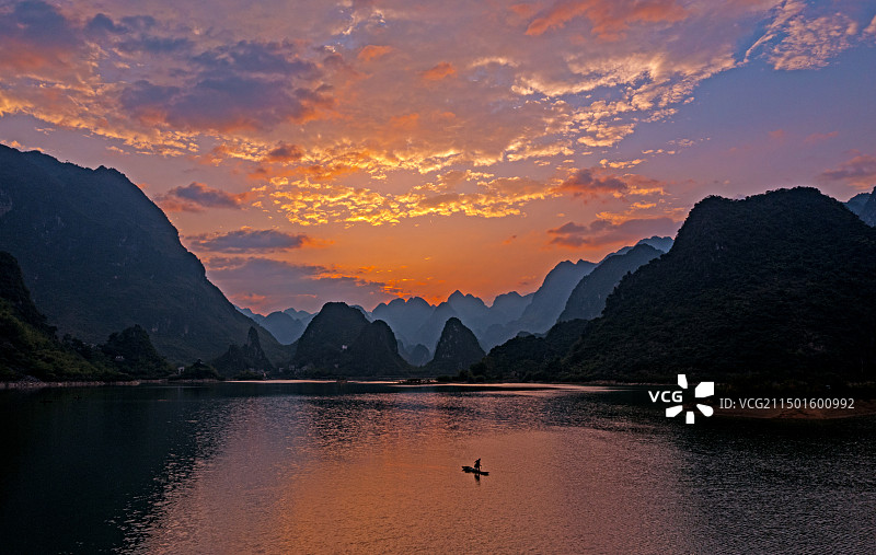 渔舟破晓（广西凌云浩坤湖）图片素材