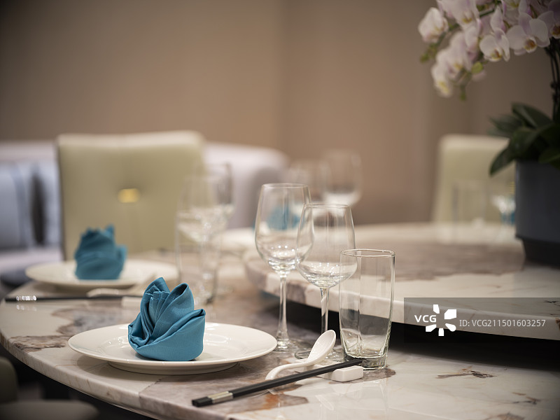 星级酒店餐厅，餐桌餐具特写，图片素材