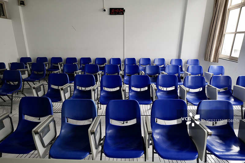 室内排列整齐的蓝色椅子图片素材