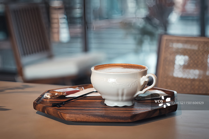 桌上咖啡杯特写镜头图片素材