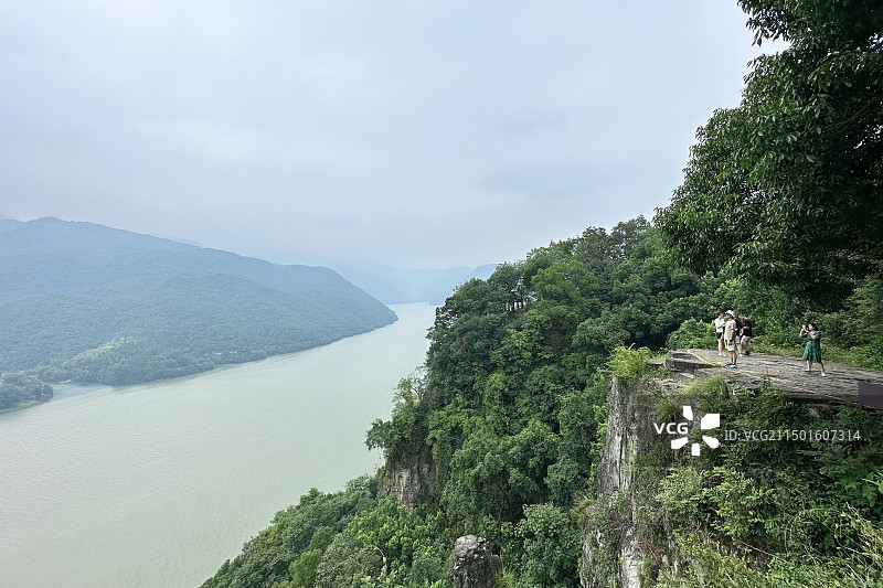 杭州桐庐，富春江严子陵钓台，悬崖峭壁和富春江风景图片素材