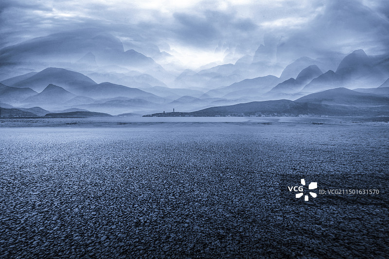 蓝色调沥青地面与层层的山峰背景图片素材