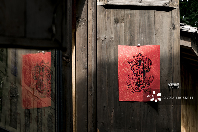 重庆老街门板上的门神图片素材