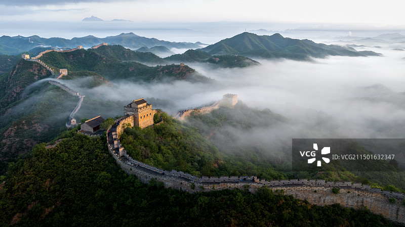 长城之晨。6月8日早晨，河北栾平县金山岭长城云雾缭绕，在朝霞的映衬下，壮美如画。图片素材