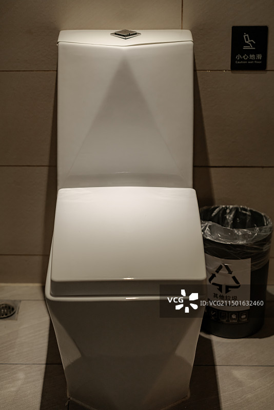卫生间马桶高角度视图图片素材