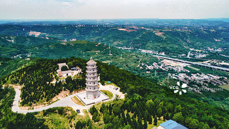 航拍西安蓝田祝国寺文峰塔及白鹿原远景图片素材