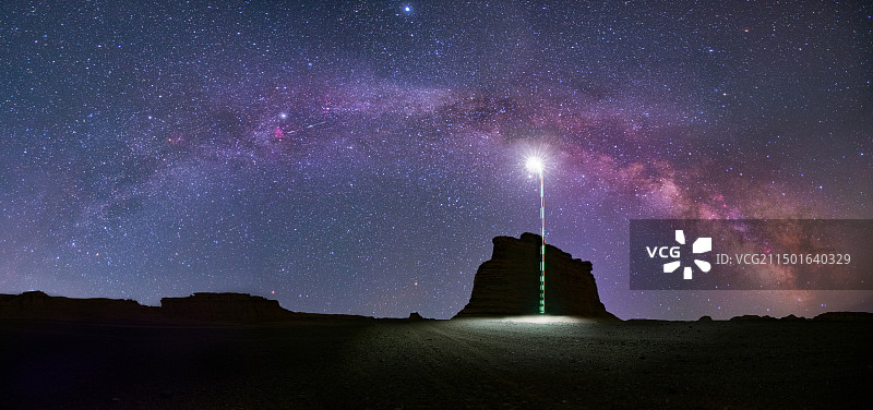 银河下的无人机风景图片素材