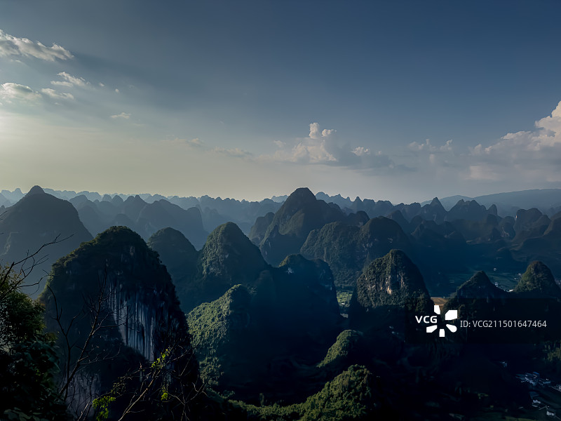 日落时群山对天的景色图片素材