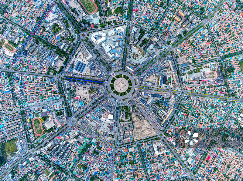 正上方视角航拍中国新疆伊犁特克斯八卦城图片素材