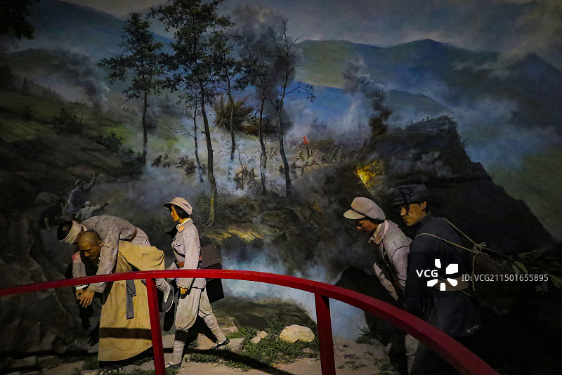 中国贵州遵义市习水县土城古镇，永安寺红军医院纪念馆的陈列和馆藏文物馆藏物品，红军医生与伤员雕像图片素材