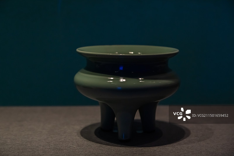 清 雍正-青釉三足鬲式炉图片素材