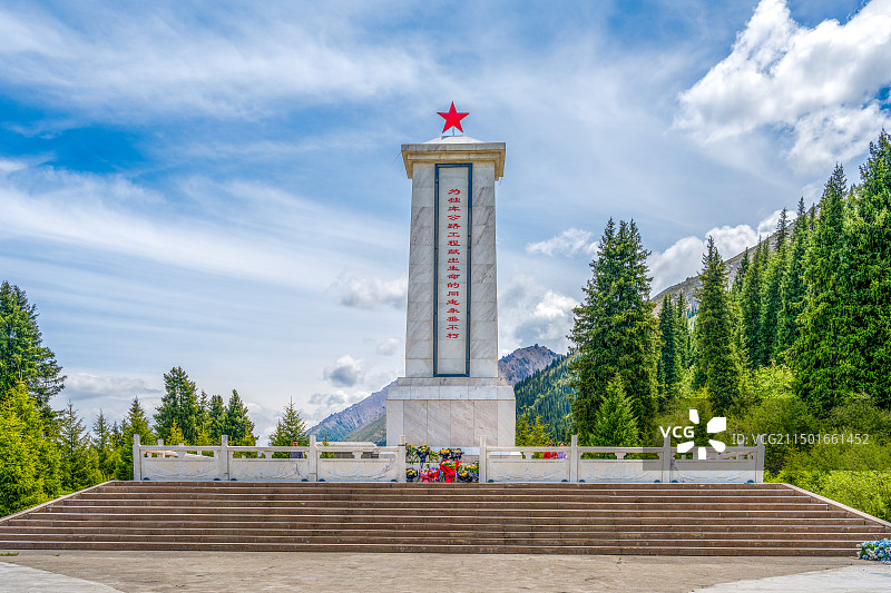 中国新疆伊犁独库公路乔尔玛烈士陵园纪念碑图片素材