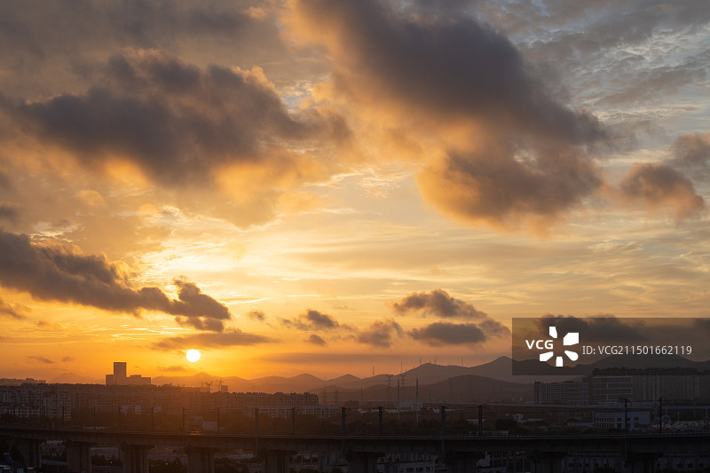 夕阳西下的天空衬托出建筑物的轮廓图片素材