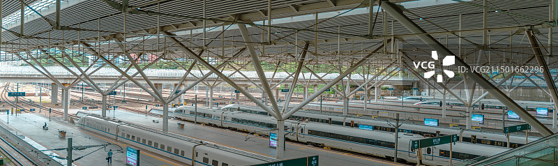 深圳北站的等待出发的高铁图片素材