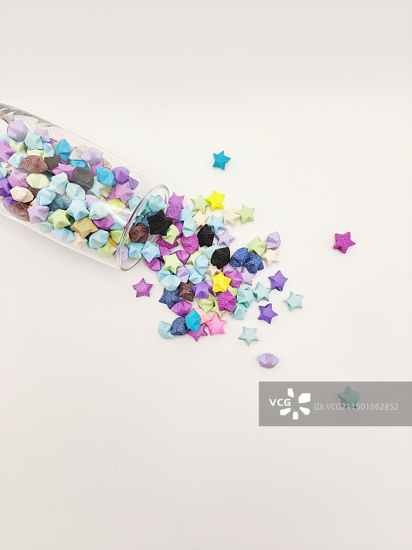 水晶玻璃瓶里面五颜六色的手工艺品，折纸，幸运星，治愈系图片素材