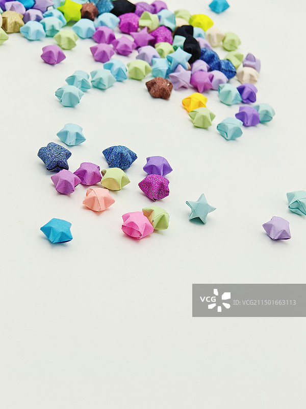 散落桌面的五颜六色的手工艺品，折纸，幸运星，治愈系图片素材