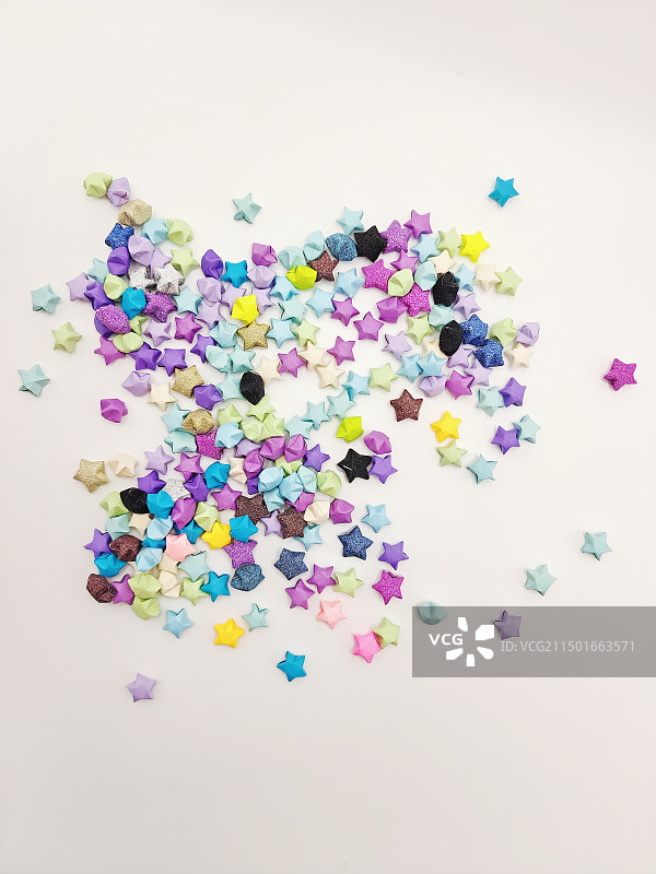 散落桌面的五颜六色的手工艺品，折纸，幸运星，治愈系图片素材