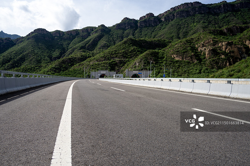高速公路地面-汽车广告背景图图片素材