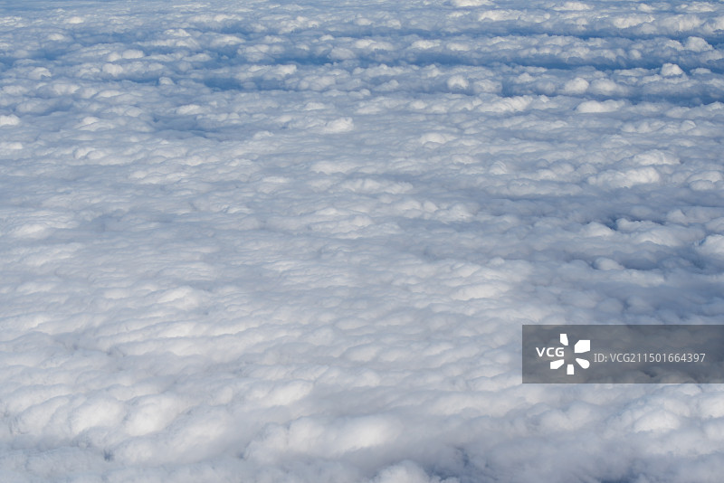 乘坐飞机时拍摄的飞机下方的云图片素材