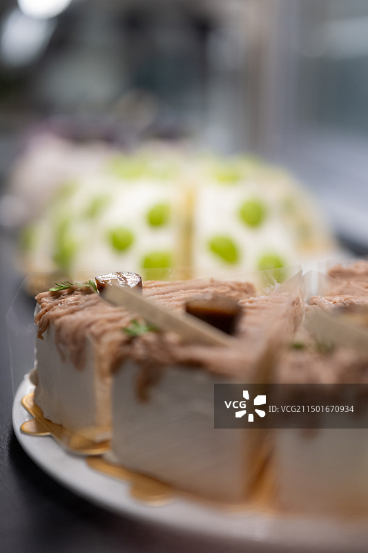 桌上盘子里甜点的特写镜头图片素材