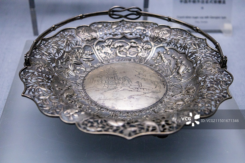 广东省博物馆藏银刻花山水人物四季花提篮图片素材